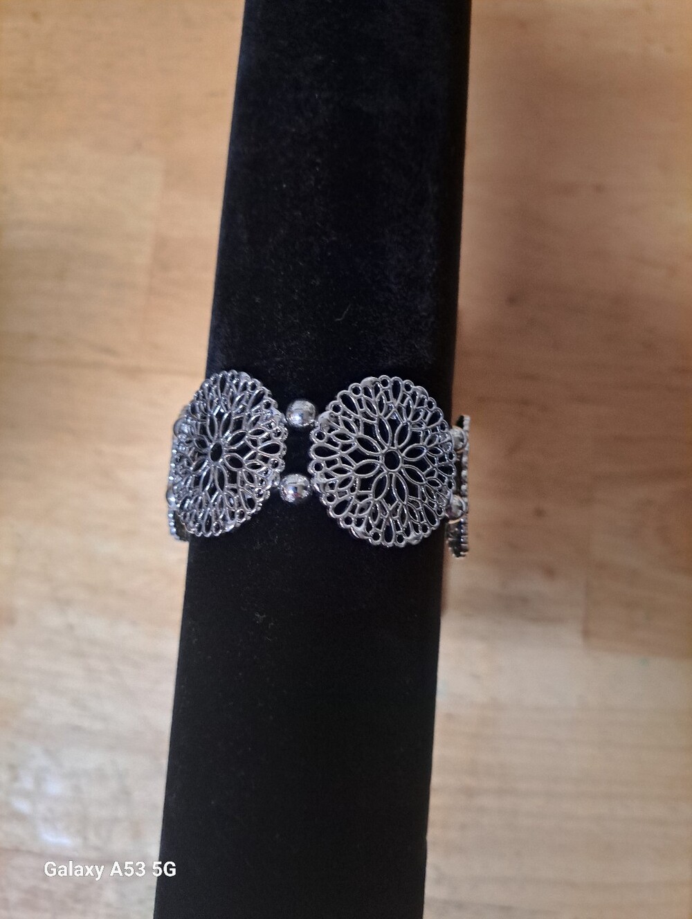 Source Unknown Silver Filigree Medallion Stretch Bracelet - Picture 3 of 3